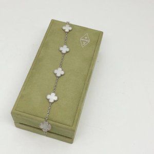 qugVan Cleef & Arpels 18K four leaf Clover bracelet